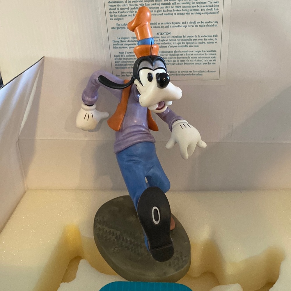 Goofy Walt, Disney collector society, 1997 membership only sculpture